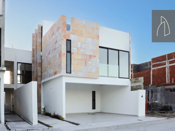 Casa Avira • En Venta Fracc. Punto Lomas