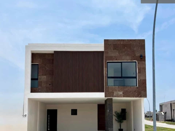 Casa Sierra Alta • En Venta Fracc. Punto Lomas