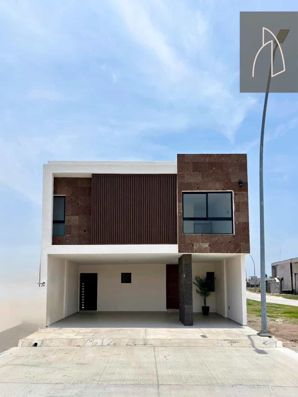Casa Sierra Alta • En Venta Fracc. Punto Lomas