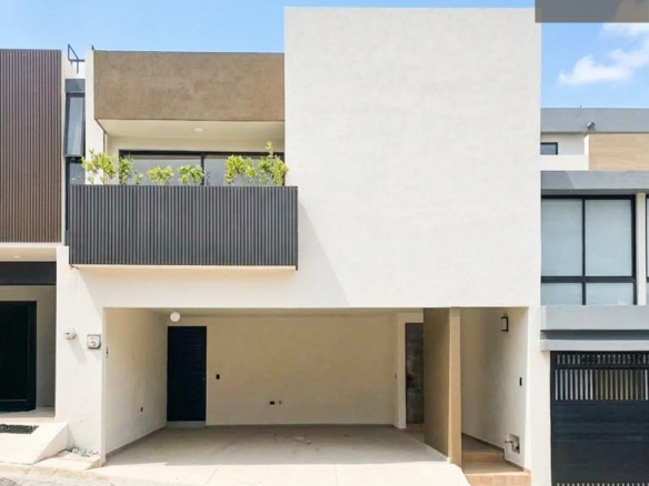 Casa Solum • En Venta Fraccionamiento la Finca