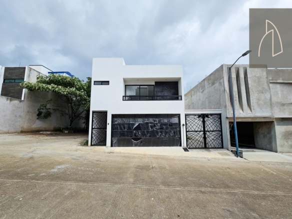 Casa LUMINA • En Venta Fraccionamiento la Finca
