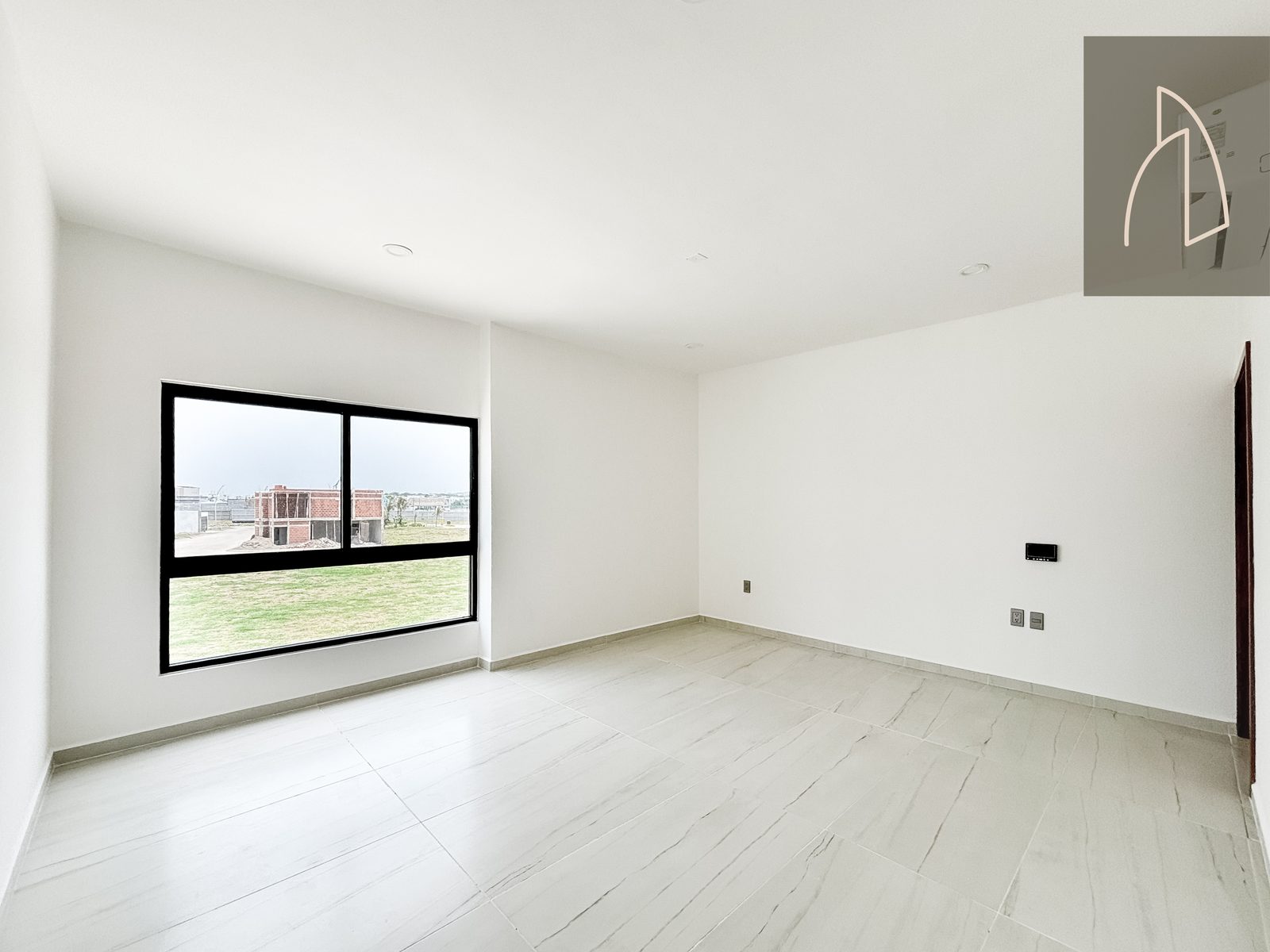Casa Sierra Alta • En Venta Fracc. Punto Lomas