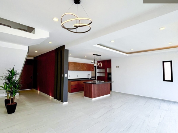 Casa Sierra Alta • En Venta Fracc. Punto Lomas
